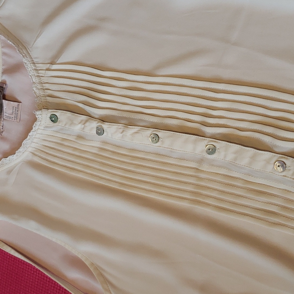 Sleeveless Ruffle Blouse - Picture 2 of 5
